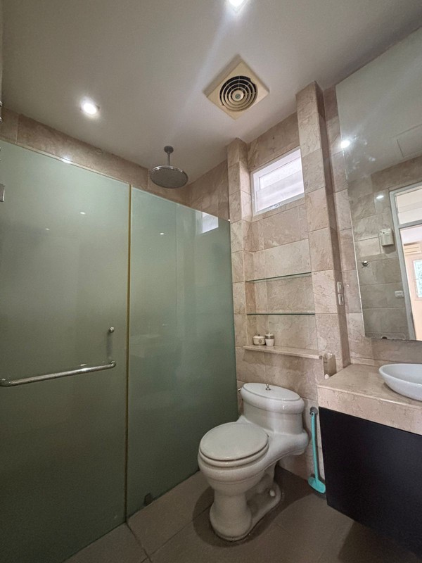 Rumah 2 Lantai dan Taman Luas Full Renov di Kota Wisata