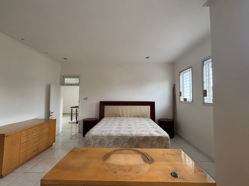 Rumah 2 Lantai dan Taman Luas Full Renov di Kota Wisata