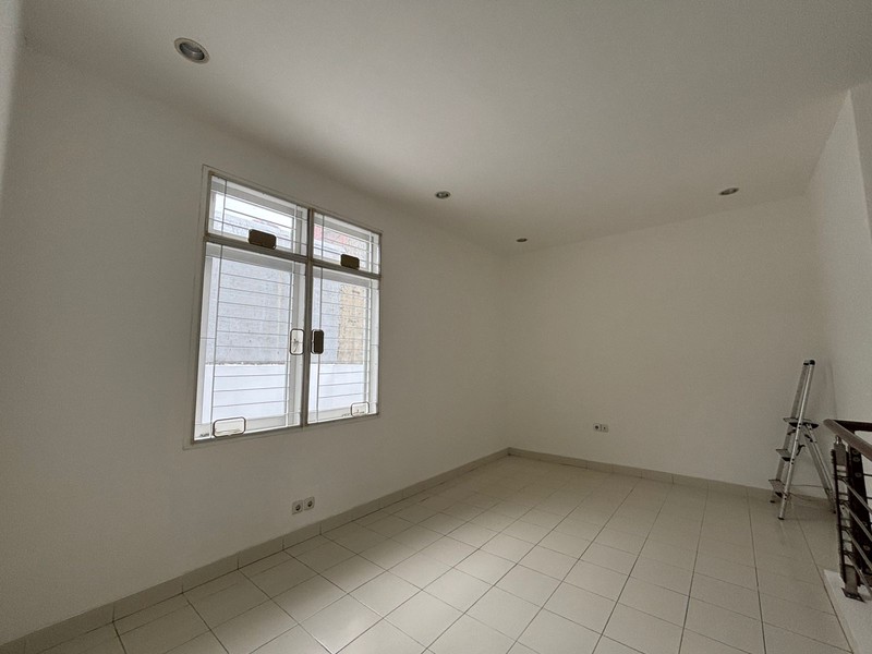 Rumah 2 Lantai dan Taman Luas Full Renov di Kota Wisata