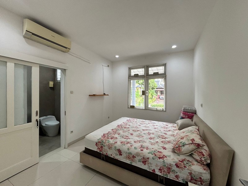 Rumah 2 Lantai dan Taman Luas Full Renov di Kota Wisata