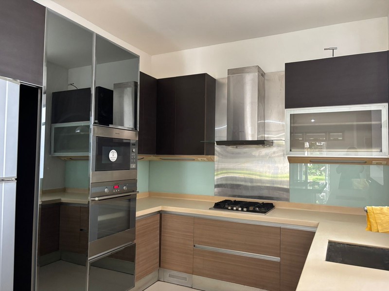 Rumah 2 Lantai dan Taman Luas Full Renov di Kota Wisata