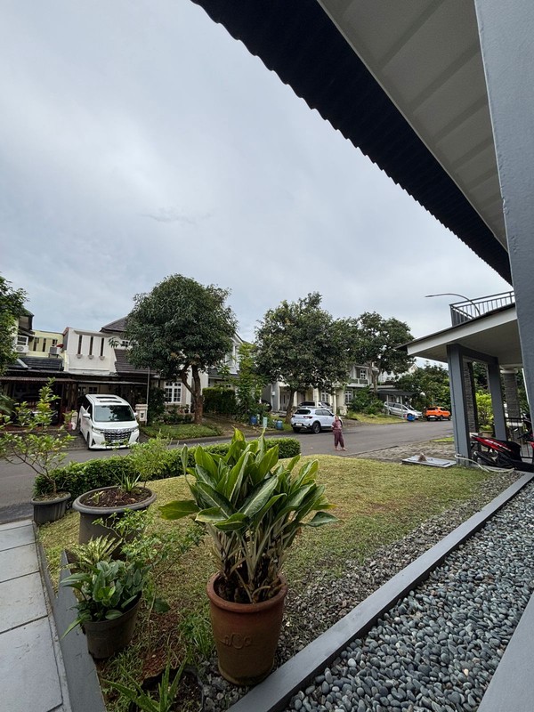 Rumah 2 Lantai dan Taman Luas Full Renov di Kota Wisata