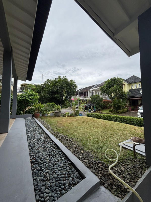 Rumah 2 Lantai dan Taman Luas Full Renov di Kota Wisata