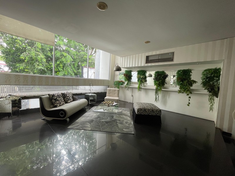 Disewakan Ruko Komersial Samping Plaza Indonesia, Strategis di Jalan Kebon Kacang Jakarta Pusat