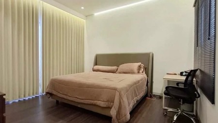 Rumah Hook 2 Lantai di Kebayoran Baru - Luas, Prestisius, dan Penuh Potensi