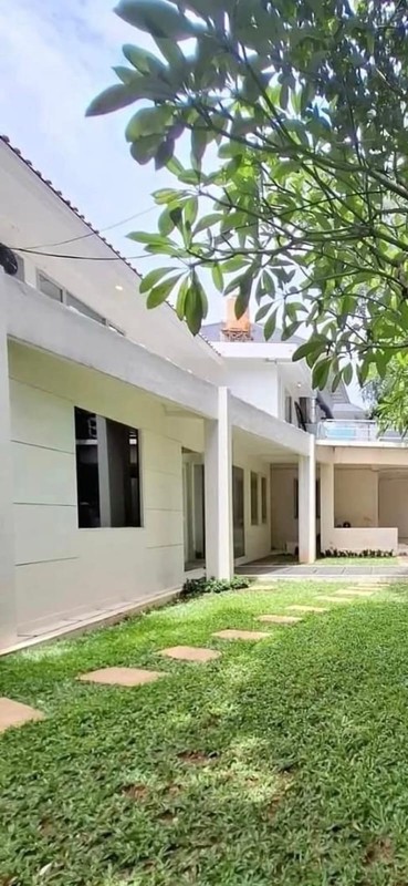 Rumah Hook 2 Lantai di Kebayoran Baru - Luas, Prestisius, dan Penuh Potensi