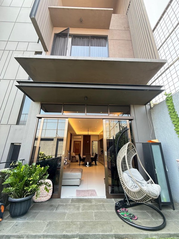 Rumah Bagus, Cantik Asri, dalam Cluster Exclusive di Kemang