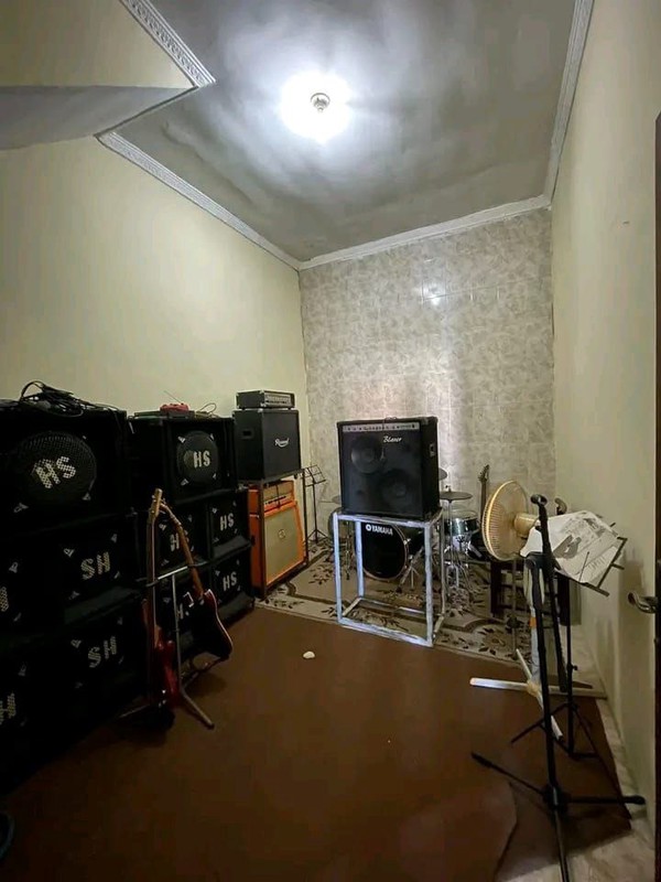 RUMAH MEWAH 3 LANTAI PERUMAHAN TAMAN ALOHA