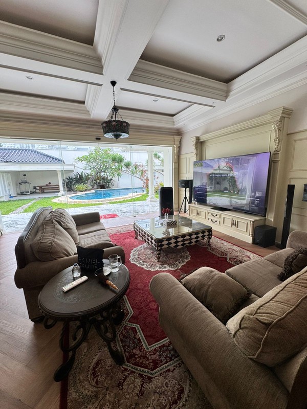 Rumah Strategis Cilandak Ada Kolam Renang