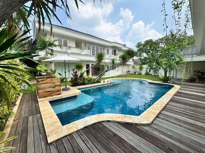 Rumah Strategis Cilandak Ada Kolam Renang