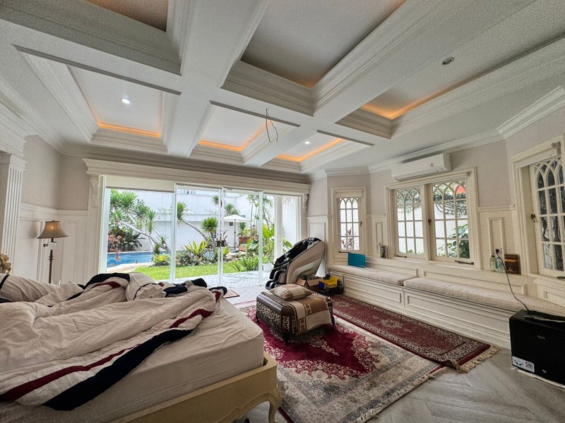 Rumah Strategis Cilandak Ada Kolam Renang