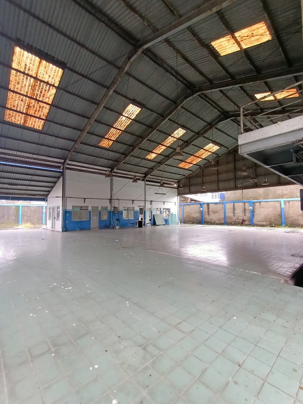 Disewakan Ex Showroom dan Bengkel Pondok Gede