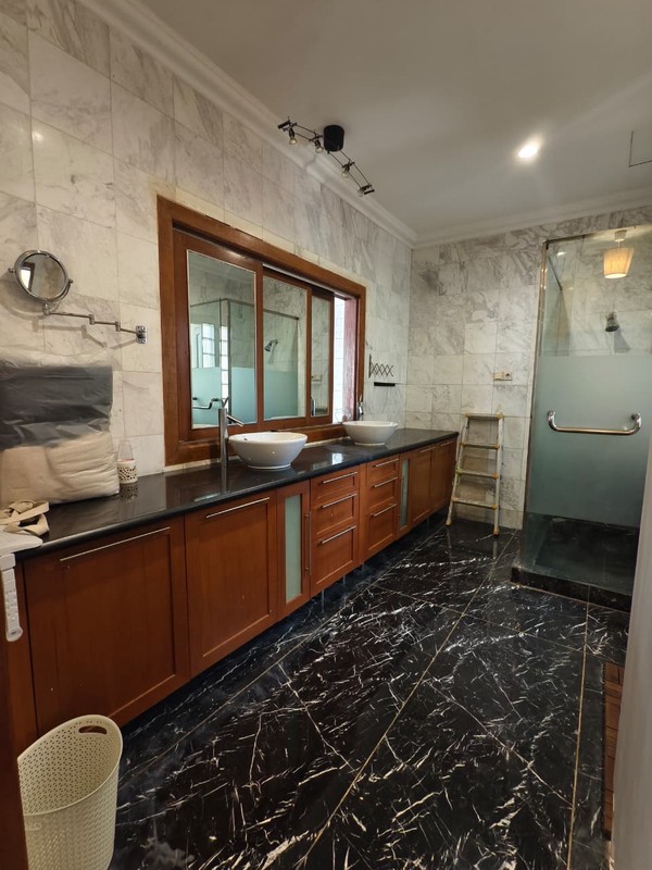 Rumah HOEK di Taman Giri Loka BSD City, bisa parkir 7 mobil