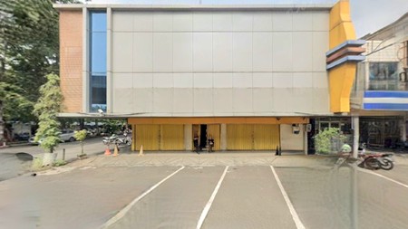 Disewakan: Ruko gandeng-hoek di lokasi super strategis di Boulevard Raya. Akses super mudah