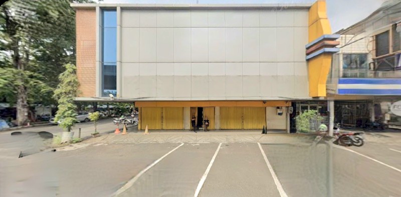 Disewakan: Ruko gandeng-hoek di lokasi super strategis di Boulevard Raya. Akses super mudah