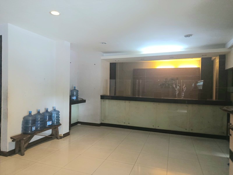 Disewakan: Ruko gandeng-hoek di lokasi super strategis di Boulevard Raya. Akses super mudah