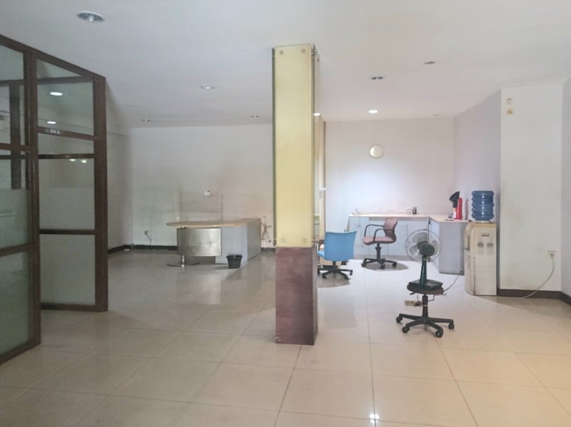 Disewakan: Ruko gandeng-hoek di lokasi super strategis di Boulevard Raya. Akses super mudah