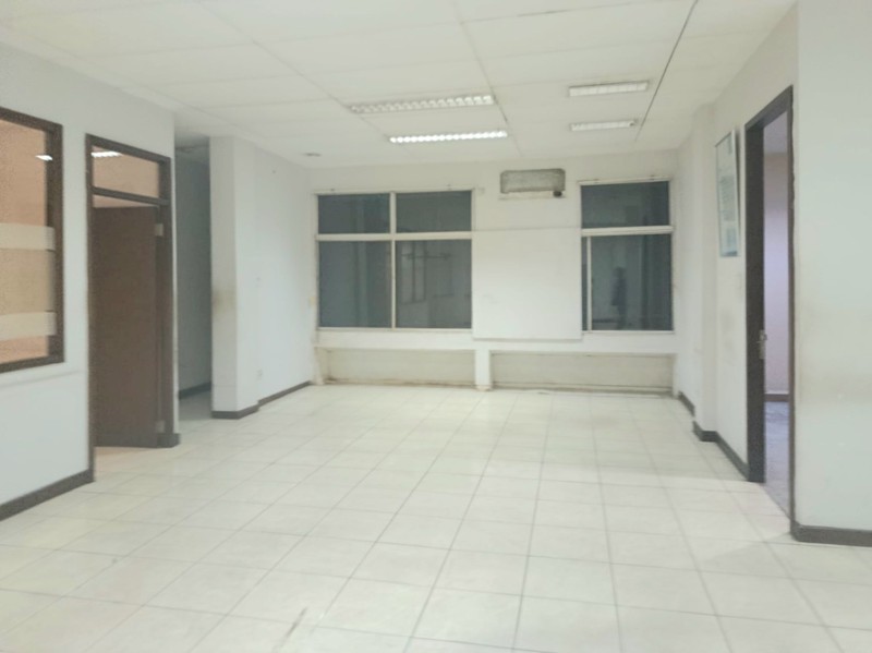 Disewakan: Ruko gandeng-hoek di lokasi super strategis di Boulevard Raya. Akses super mudah