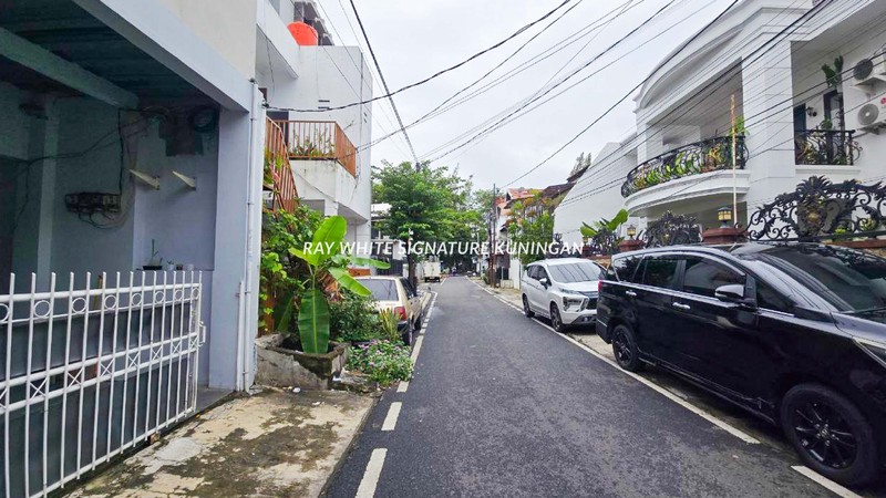 Hunian Nyaman + Passive Income! Rumah 2 Lantai dan Kost Aktif di Benhil