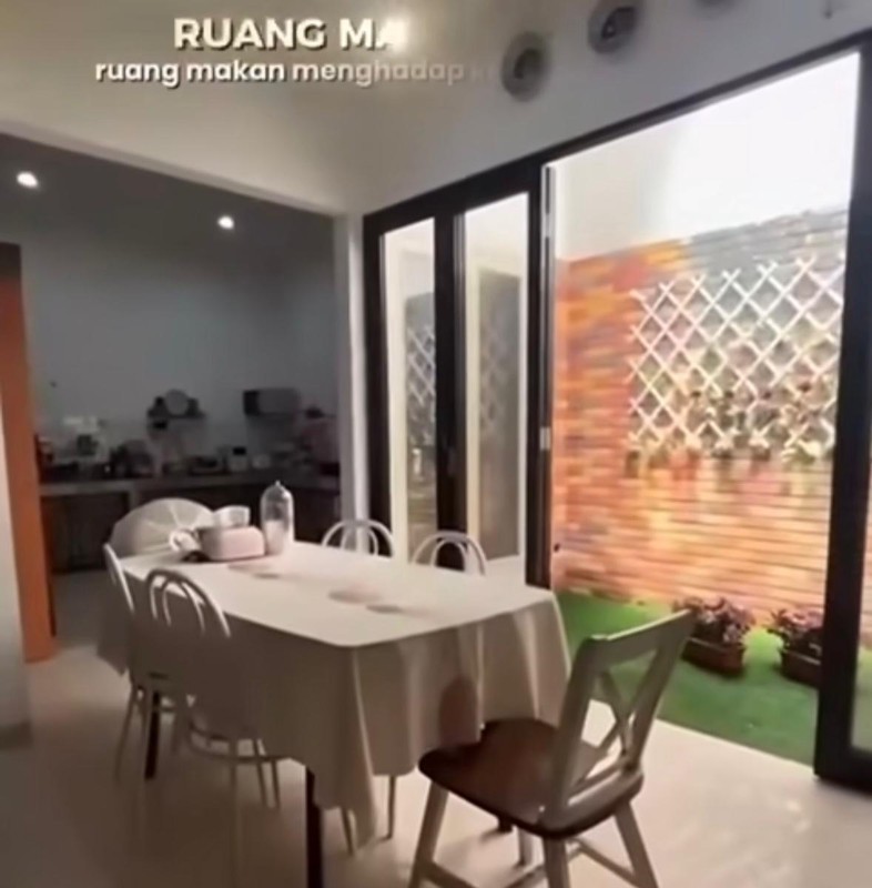 Rumah Luas di Emerald Residence Bintaro LT 242 m²
