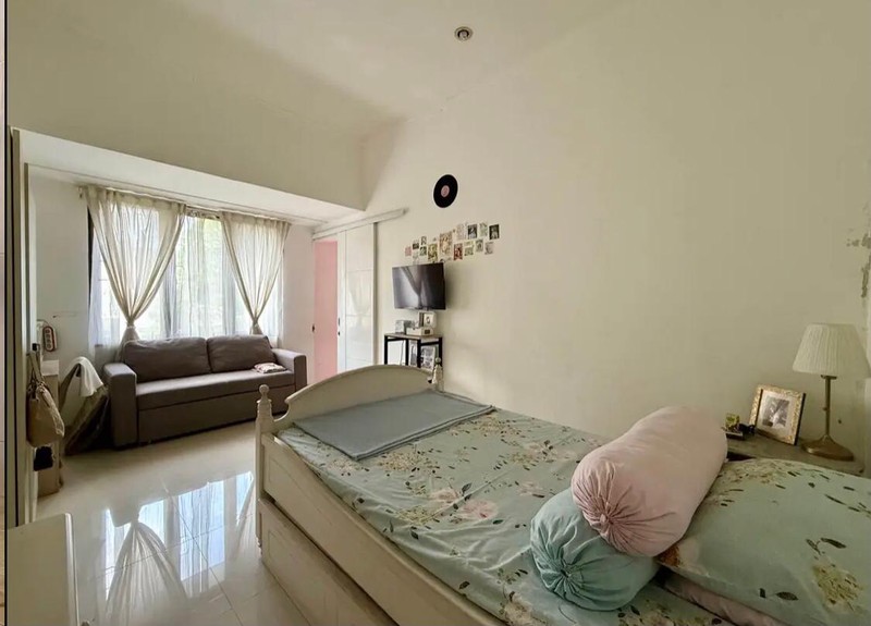 Rumah Luas di Emerald Residence Bintaro LT 242 m²