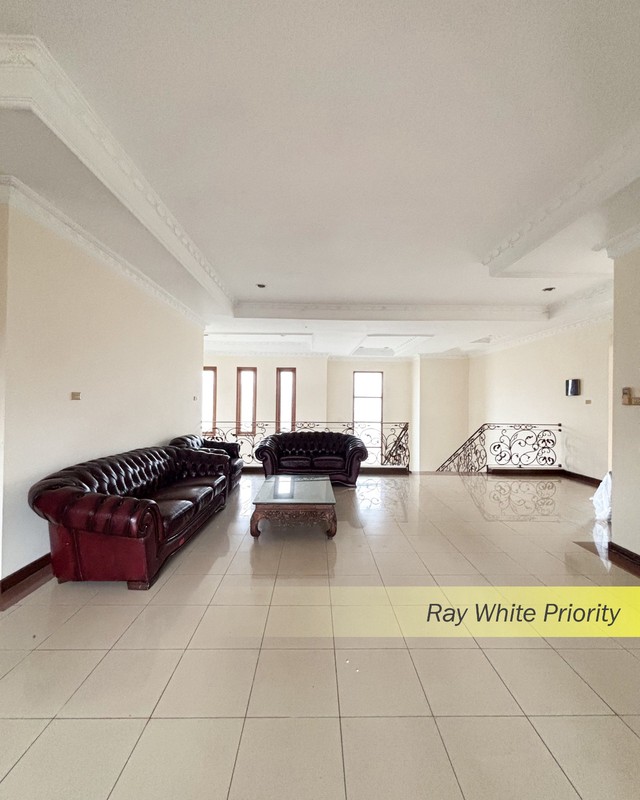 RUMAH MEWAH DENGAN HARGA NJOP DENGAN SWIMMING POOL DI BINTARO JAYA,JAKARTA SELATAN