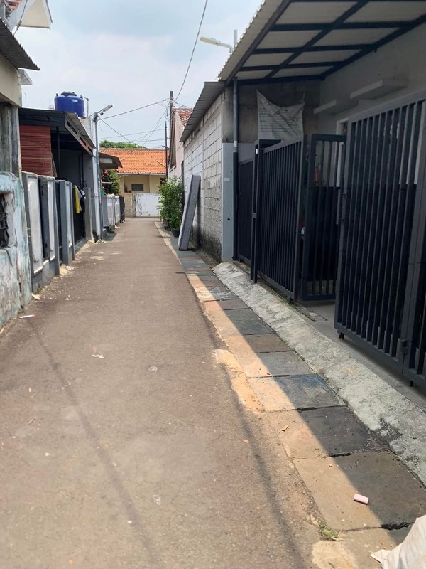 Rumah Minimalis Siap Huni Lokasi Strategis Ada Carport dan Pond @Ciledug