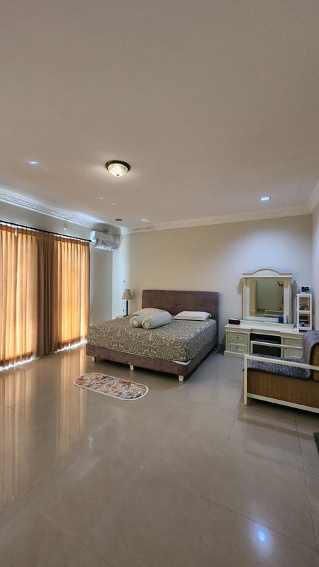 Jual Rumah Villa Bukit Regensi VBR III Pakuwon Indah Surabaya Barat 