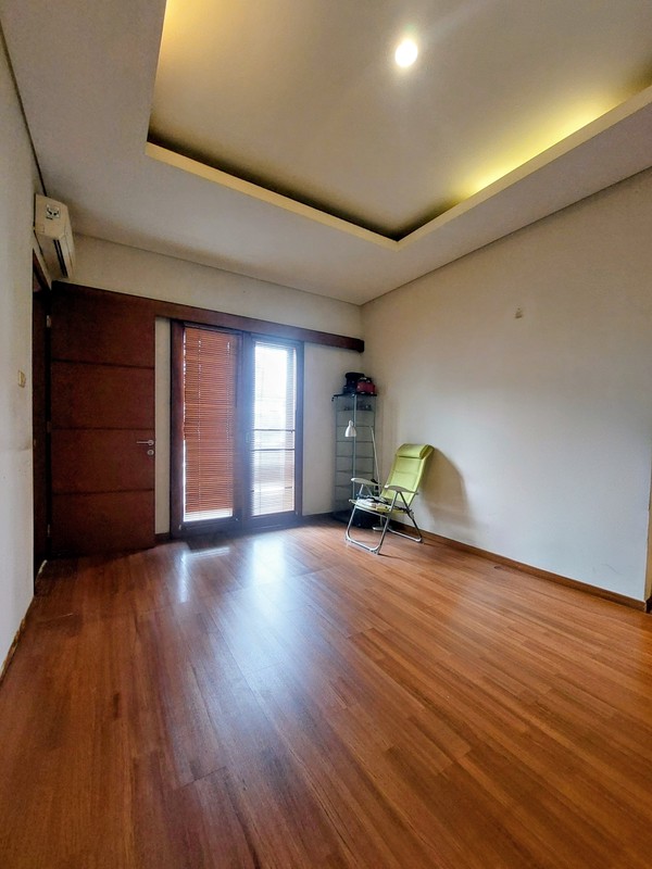 Dijual Cepat! Rumah SHM di Jakarta Selatan | 3+1 KT 3+1 KM | Carport 2 Mobil | Siap Huni