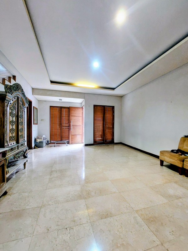 Dijual Cepat! Rumah SHM di Jakarta Selatan | 3+1 KT 3+1 KM | Carport 2 Mobil | Siap Huni