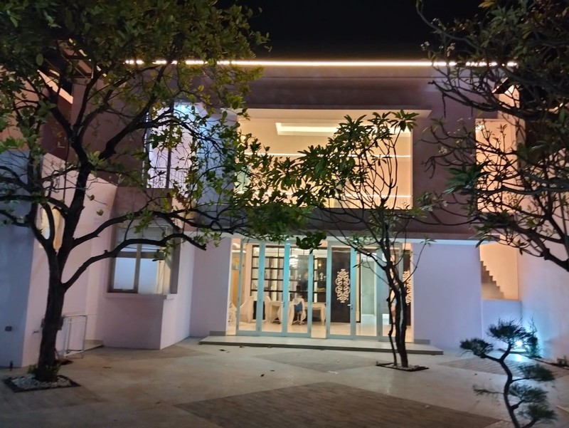 Di sewakan Rumah 2 Lantai Laguna Pakuwon City Cluster Palm Beach Surabaya Timur