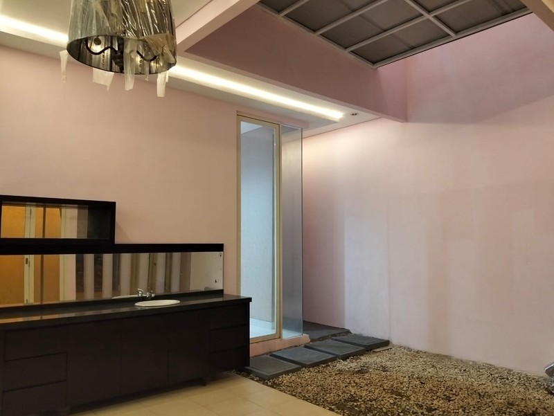 Di sewakan Rumah 2 Lantai Laguna Pakuwon City Cluster Palm Beach Surabaya Timur