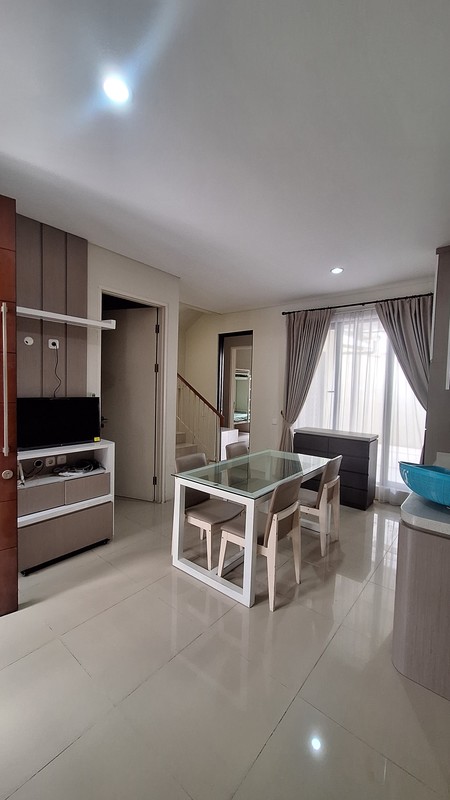 DISEWAKAN RUMAH FULL FURNISHED NORTH WEST LAKE CITRALAND