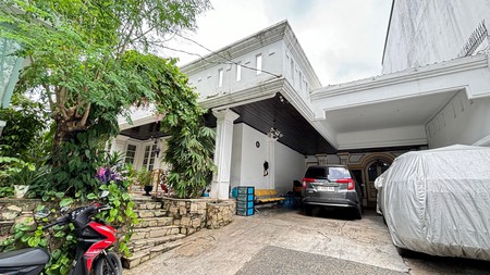 Rumah Mewah SHM Siap Huni Depan Taman di Tebet, Jaksel