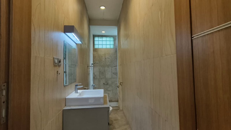 Rumah Nuansa Tropis di Vila Cinere Mas, Nyaman dan Aman