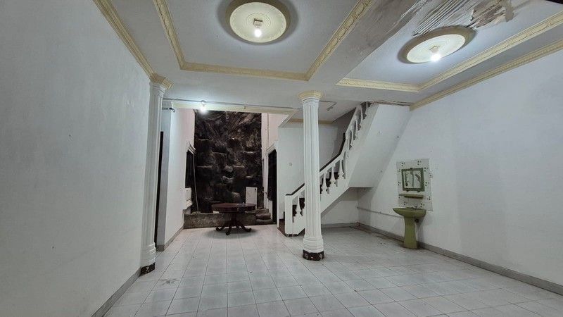 Disewakan Rumah 2 Lantai di Tebet Utara - 5+1 KT, Akses 2 Mobil, One Gate System