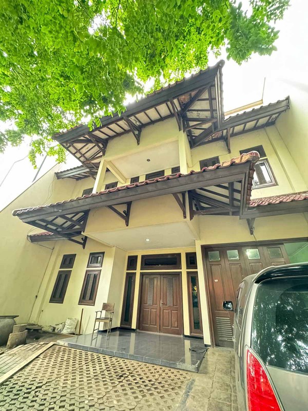 Rumah di Ngagel Jaya Surabaya Timur, 3 Lantai, Strategis, bisa untuk rumah tinggal / kantor - JK -