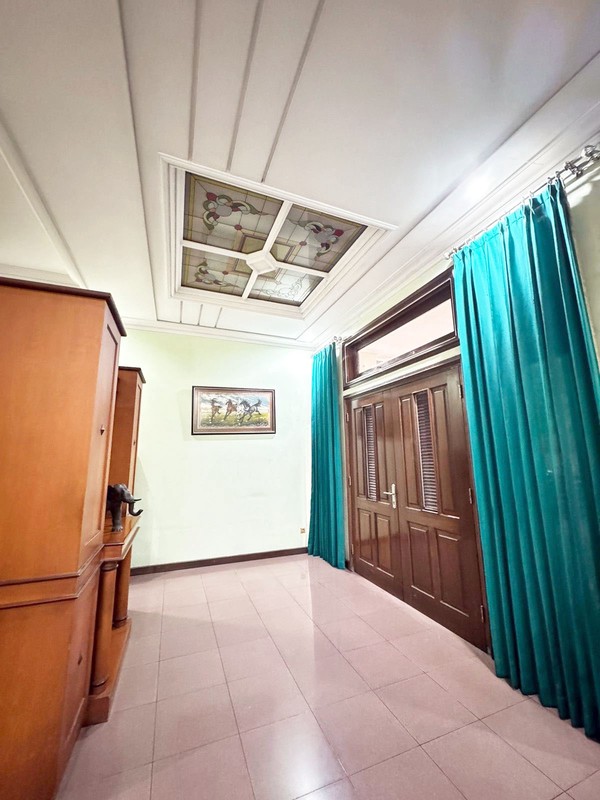 Rumah di Ngagel Jaya Surabaya Timur, 3 Lantai, Strategis, bisa untuk rumah tinggal / kantor - JK -