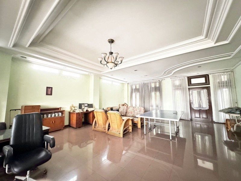 Rumah di Ngagel Jaya Surabaya Timur, 3 Lantai, Strategis, bisa untuk rumah tinggal / kantor - JK -