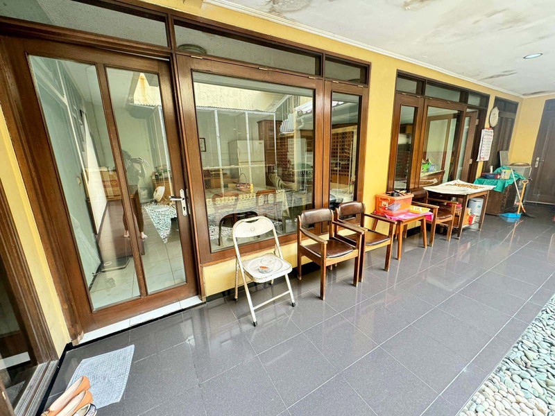 Rumah di Ngagel Jaya Surabaya Timur, 3 Lantai, Strategis, bisa untuk rumah tinggal / kantor - JK -