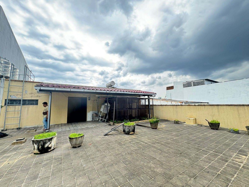 Rumah di Ngagel Jaya Surabaya Timur, 3 Lantai, Strategis, bisa untuk rumah tinggal / kantor - JK -