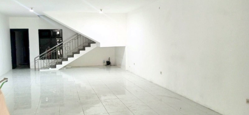 Rumah di Raya Mulyosari Surabaya Timur, 2 Lantai, Bagus + Terawat, min sewa 2 tahun !!! - JK -