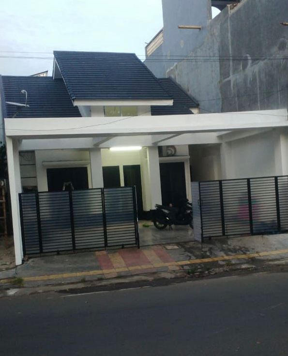 Rumah Taman Crysant Jalan Raya Kencana Loka Lokasi strategis cocok untuk Usaha