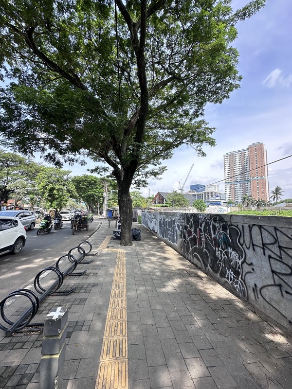 Lokasi sangat strategis hanya 2 menit atau 800 meter dari tol BSD/pintu tol Serpong BSD City
