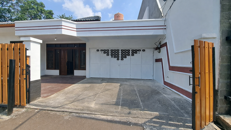 Rumah Elite Simprug Kebayoran Lama - Tanah Luas, Lokasi Strategis