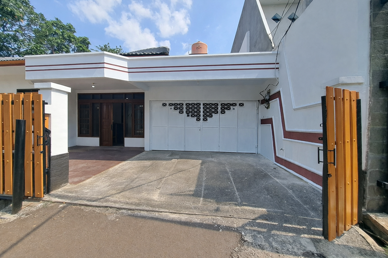 Rumah Elite Simprug Kebayoran Lama - Tanah Luas, Lokasi Strategis