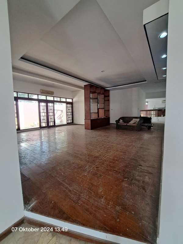 Rumah Elite Simprug Kebayoran Lama - Tanah Luas, Lokasi Strategis