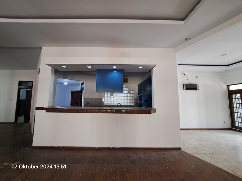 Rumah Elite Simprug Kebayoran Lama - Tanah Luas, Lokasi Strategis