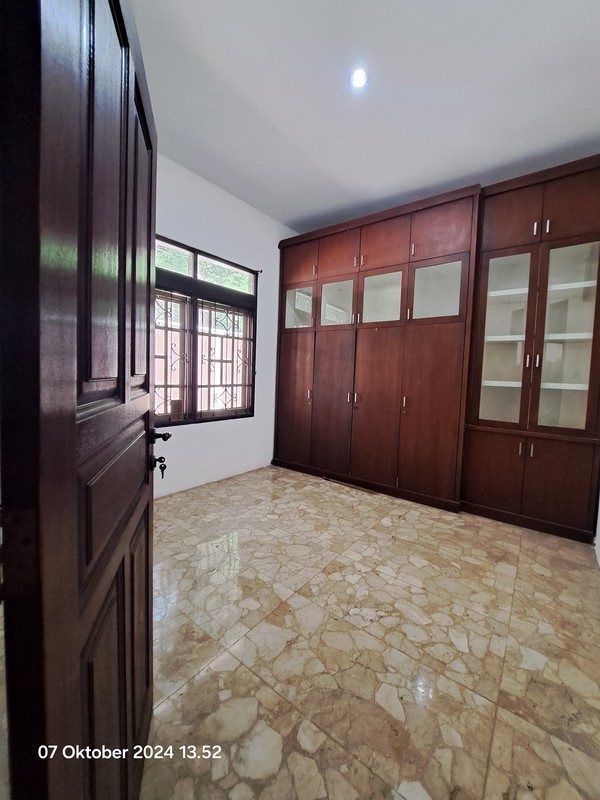 Rumah Elite Simprug Kebayoran Lama - Tanah Luas, Lokasi Strategis