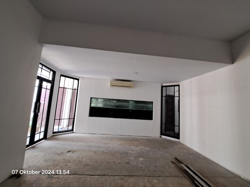 Rumah Elite Simprug Kebayoran Lama - Tanah Luas, Lokasi Strategis